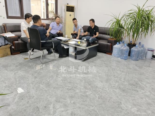 便攜式鋸末粉碎機(jī)性能優(yōu)異吸引客戶來(lái)訪
